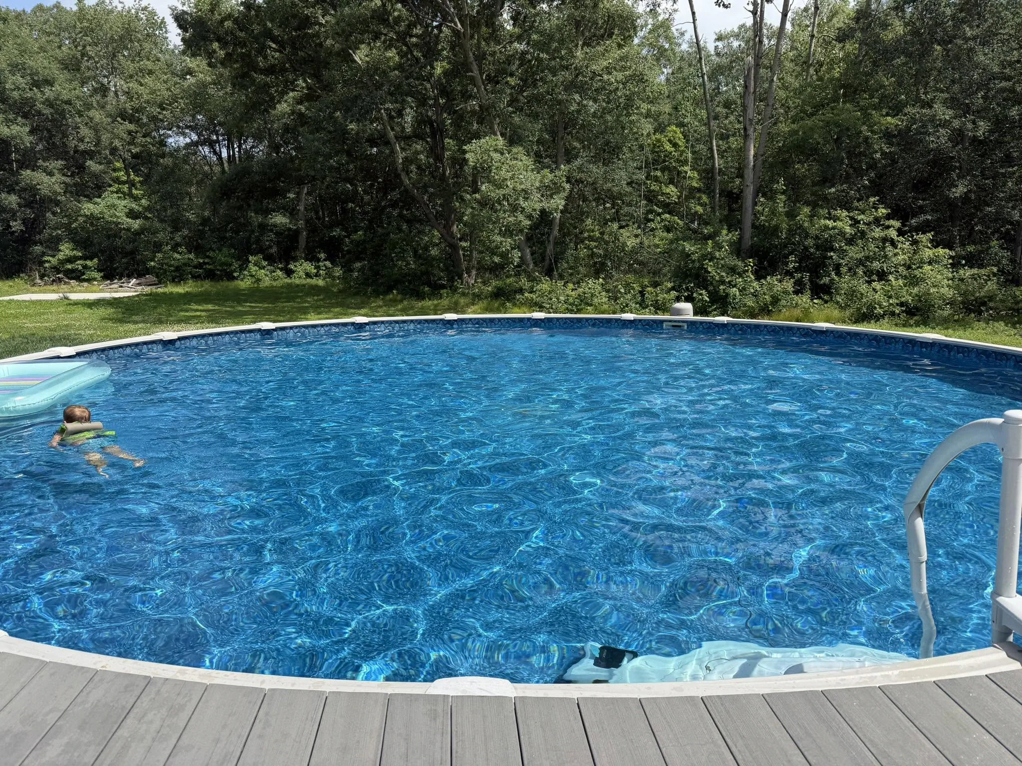 Blue Pebbles pool liner installation photo