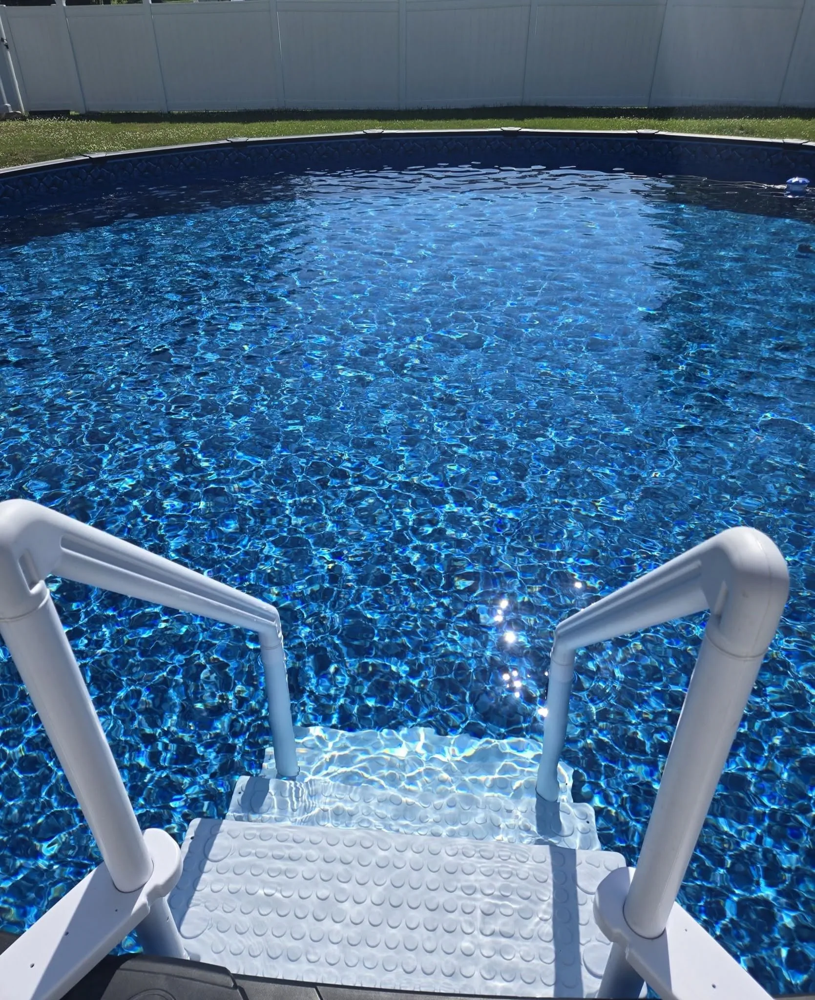 Blue Pebbles pool liner installation photo